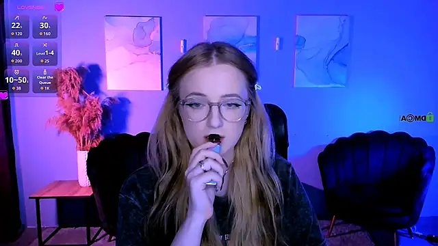 luna berryy online show from March 6, 2026, 7:54 pm