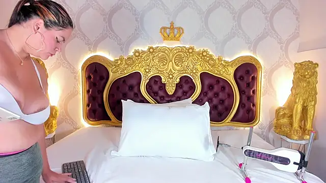 KendralHolson online show from October 8, 2025, 4:54 am