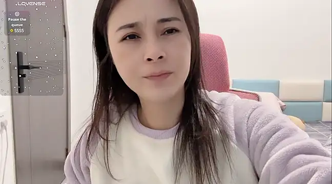 Qwi-V1 online show from December 23, 2024, 12:30 pm