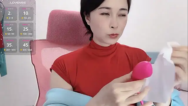 Qwi-V1 online show from January 18, 2025, 11:55 pm