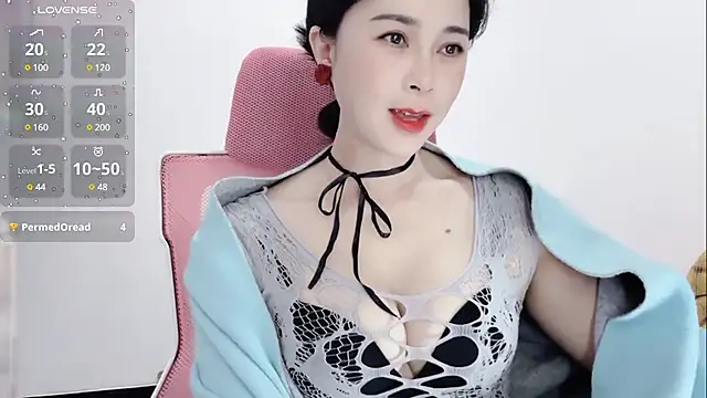 Qwi-V1 online show from January 25, 2025, 10:39 pm