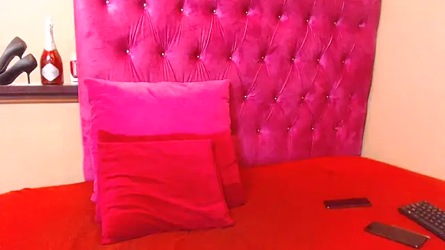 Snapshot of kittykhloe22 chatting on February 14, 2025, 9:45 am kittykhloe22 online show from February 14, 2025, 9:45 am