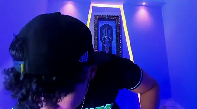 Snapshot of jamescurli_ chatting on December 19, 2024, 4:23 am jamescurli  online show from December 19, 2024, 4:23 am