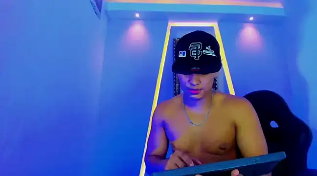 Snapshot of jamescurli_ chatting on December 21, 2024, 7:56 am jamescurli  online show from December 21, 2024, 7:56 am