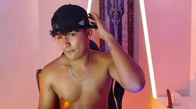 Snapshot of jamescurli_ chatting on December 22, 2024, 11:44 am jamescurli  online show from December 22, 2024, 11:44 am