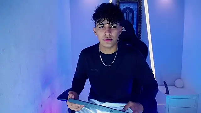 Snapshot of jamescurli_ chatting on January 13, 2025, 8:37 am jamescurli  online show from January 13, 2025, 8:37 am