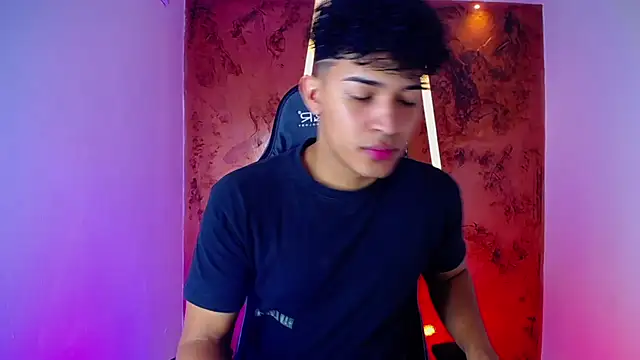 Snapshot of jamescurli_ chatting on February 23, 2025, 4:28 am jamescurli  online show from February 23, 2025, 4:28 am