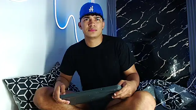 Snapshot of jamescurli_ chatting on October 2, 2025, 10:22 am jamescurli  online show from October 2, 2025, 10:22 am