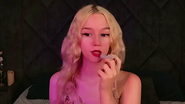 NaomiLoys online show from September 12, 2025, 9:15 pm