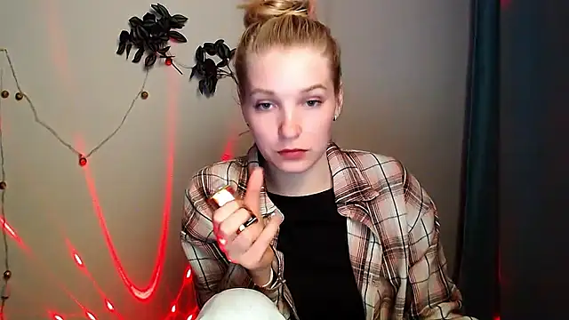 Snapshot of Queen_ofLove chatting on May 2, 2026, 5:29 pm Queen ofLove online show from May 2, 2026, 5:29 pm