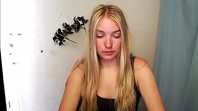 Snapshot of Queen_ofLove chatting on June 7, 2026, 11:47 am Queen ofLove online show from June 7, 2026, 11:47 am
