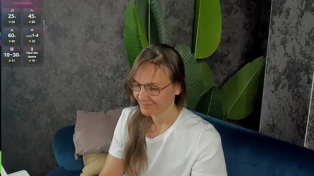 Snapshot of Lillian_White chatting on September 13, 2025, 12:43 am Lillian White online show from September 13, 2025, 12:43 am