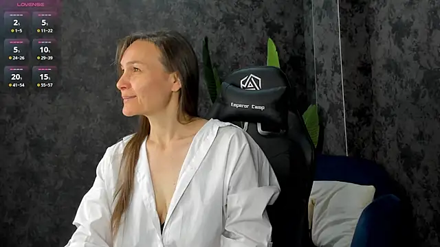 Snapshot of Lillian_White chatting on October 10, 2025, 11:59 pm Lillian White online show from October 10, 2025, 11:59 pm