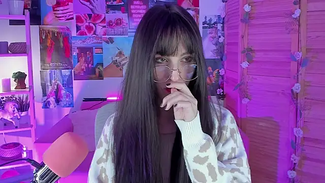 LuxRayi online show from February 7, 2025, 5:51 pm