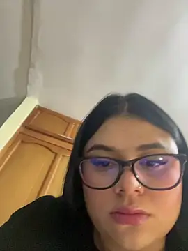 alissonfernandez  online show from September 12, 2025, 11:04 pm