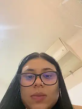 alissonfernandez  online show from April 15, 2026, 11:38 pm