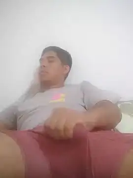 estudiante69 online show from January 5, 2025, 10:08 pm