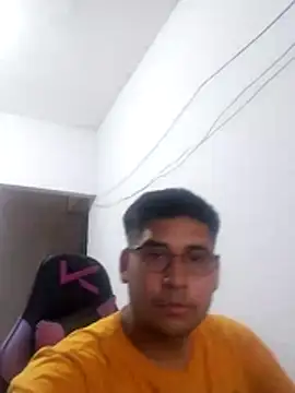 estudiante69 online show from February 12, 2026, 8:15 pm