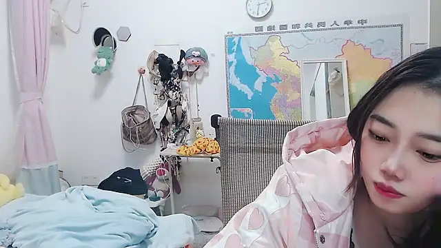 Cherie-xinxin01 online show from December 11, 2024, 1:28 pm