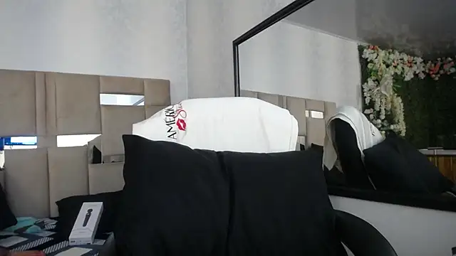 Snapshot of Queenjenn__ chatting on December 17, 2024, 2:11 pm Queenjenn   online show from December 17, 2024, 2:11 pm