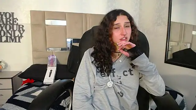 Snapshot of Queenjenn__ chatting on December 26, 2024, 4:47 pm Queenjenn   online show from December 26, 2024, 4:47 pm