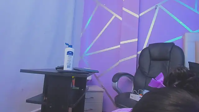 Snapshot of Queenjenn__ chatting on February 25, 2025, 10:18 pm Queenjenn   online show from February 25, 2025, 10:18 pm