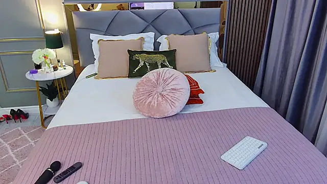 AvaCristal online show from April 14, 2026, 7:31 pm