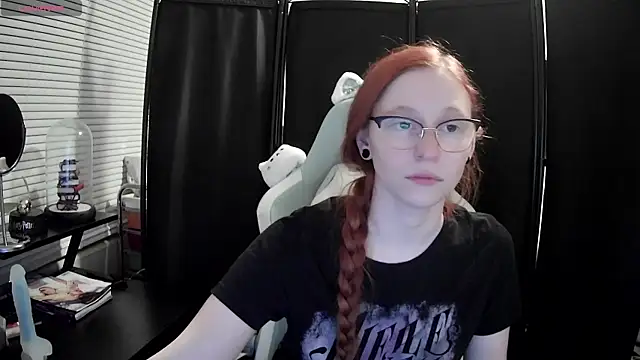 LilyFoxxx online show from February 12, 2025, 4:23 am