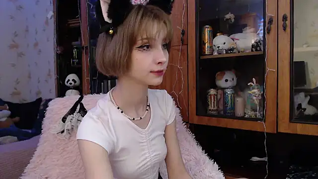 cloudgirrl online show from February 15, 2025, 7:39 pm