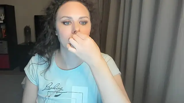 Snapshot of MollyCheiz chatting on June 4, 2026, 9:43 pm MollyCheiz online show from June 4, 2026, 9:43 pm