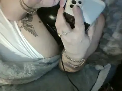 housewife shantie online show from March 15, 2025, 11:40 am