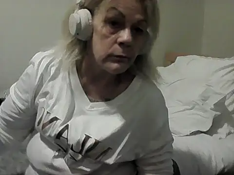 housewife shantie online show from November 14, 2025, 2:27 pm