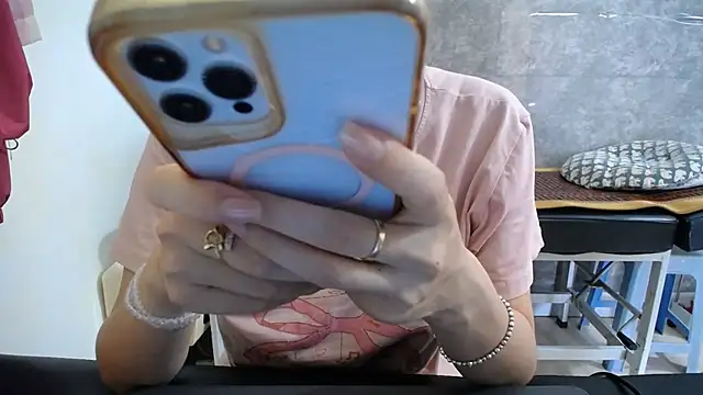 HotQueen online show from June 1, 2026, 2:13 am