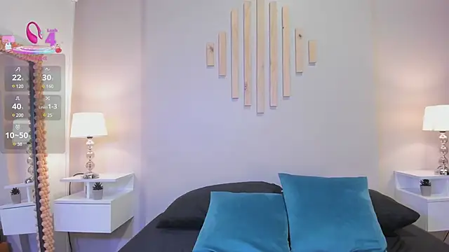 Julia Martinez  online show from March 10, 2025, 11:32 am