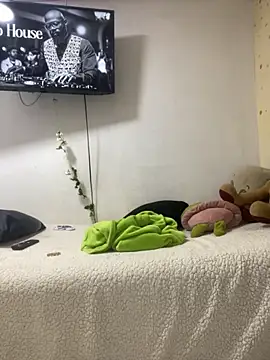 Snapshot of Leyna_Kenet chatting on October 24, 2025, 2:46 pm Leyna Kenet online show from October 24, 2025, 2:46 pm