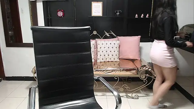 Angela Diaz  online show from December 23, 2024, 12:30 pm