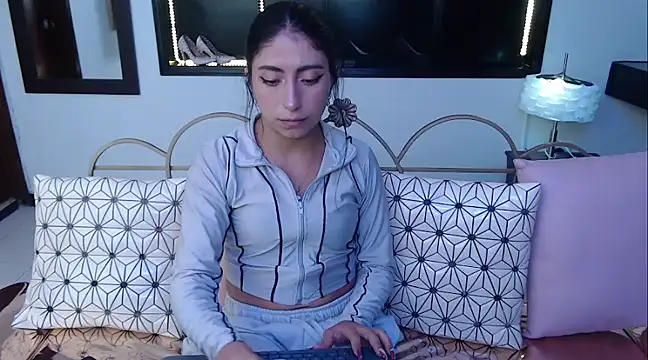 Angela Diaz  online show from January 4, 2025, 3:28 pm