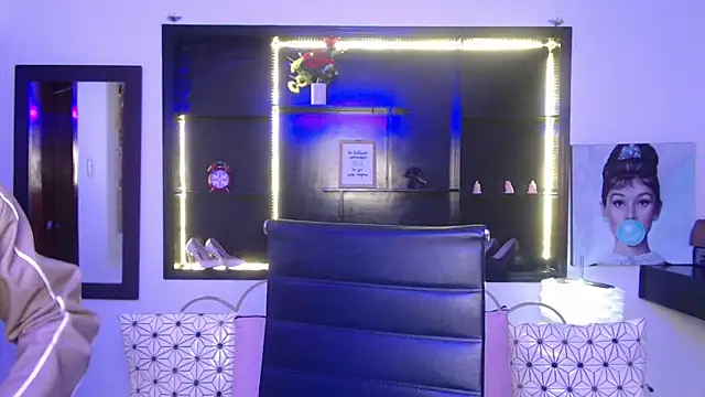 Angela Diaz  online show from January 9, 2025, 11:58 am