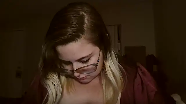 Snapshot of HoneyBear19 chatting on December 23, 2024, 3:40 am HoneyBear19 online show from December 23, 2024, 3:40 am