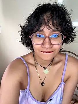 Lili Gomez  online show from December 4, 2025, 2:04 pm