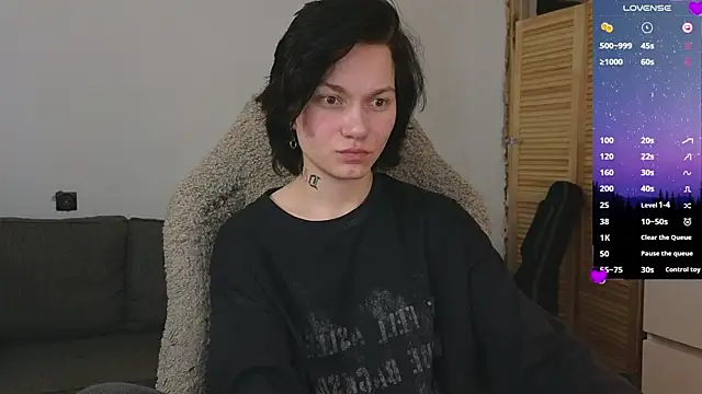 esajukyy online show from April 14, 2026, 4:24 pm