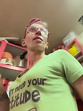 Stonermama666420 online show from April 18, 2026, 4:49 am