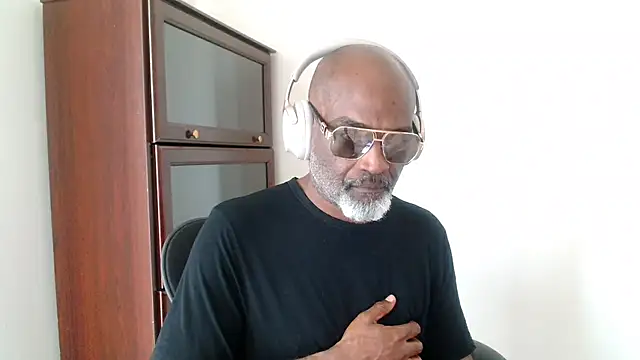 sinnernoir online show from April 16, 2026, 1:56 pm