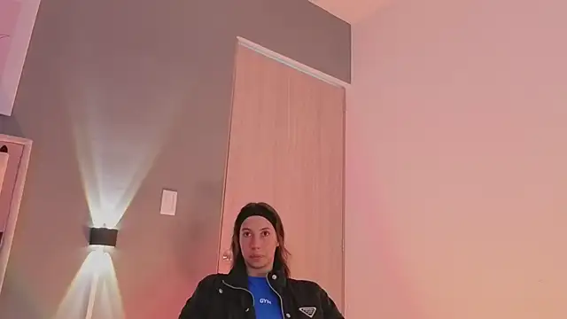 jolie lov online show from September 18, 2025, 1:02 pm