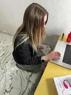 Snapshot of emo_couple chatting on December 13, 2024, 12:20 am emo couple online show from December 13, 2024, 12:20 am