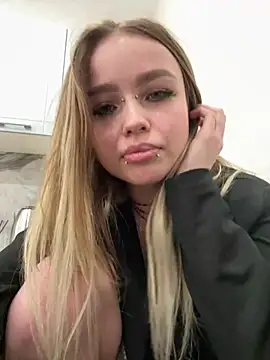 Snapshot of emo_couple chatting on December 13, 2024, 4:22 am emo couple online show from December 13, 2024, 4:22 am