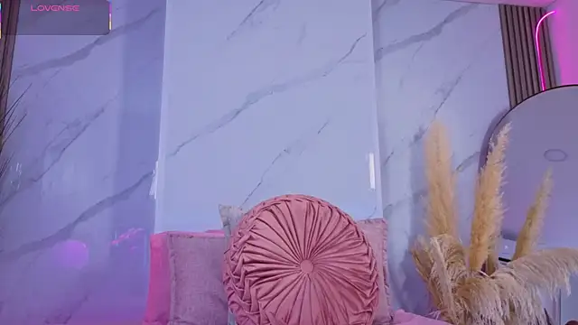 Chlooee   online show from October 27, 2025, 2:26 am