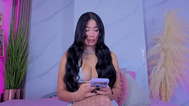 Chlooee   online show from April 8, 2026, 1:49 am