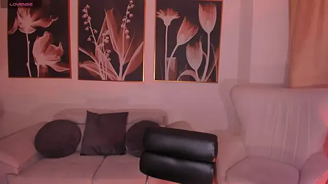 MiaFarrell  online show from February 13, 2026, 6:37 pm