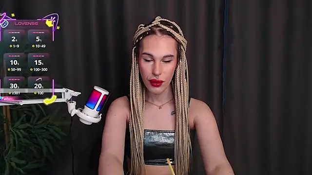 Snapshot of Cassie_Bae chatting on December 19, 2025, 8:32 am Cassie Bae online show from December 19, 2025, 8:32 am